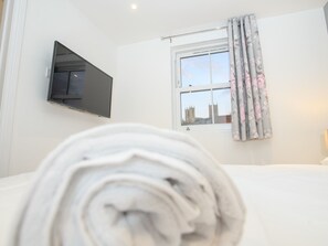 1 bedroom, laptop workspace, bed sheets - Pass the Keys Cathedral View 2 · Cathedral View Apartment - In the Heart of Lincoln (Lincoln)