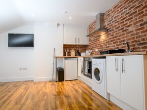 Geladeira, micro-ondas, fogão, talheres/pratos/utensílios de cozinha