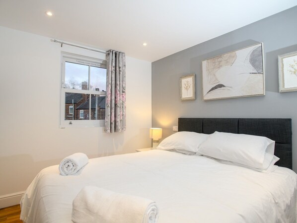 1 quarto, espaço de trabalho para notebook, roupa de cama