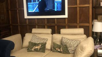 Apartment, Multiple Beds | Living room