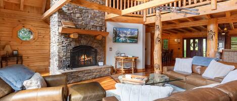 تلفزيون، مدفأة، مكتب