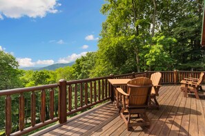 Outdoor dining - Authentic Log Cabin in the Mountains (Seven Devils)