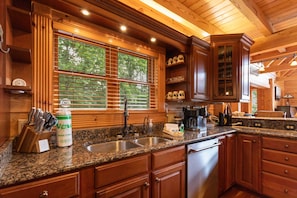 Fridge, microwave, oven, stovetop - Authentic Log Cabin in the Mountains (Seven Devils)