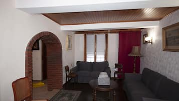 Smart TV, books, music library, stereo