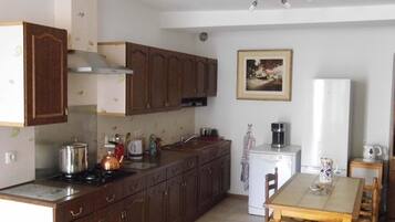 Réfrigérateur, micro-ondes, plaque de cuisson, lave-vaisselle