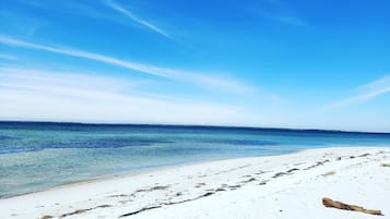 Beach nearby, sun loungers, beach towels