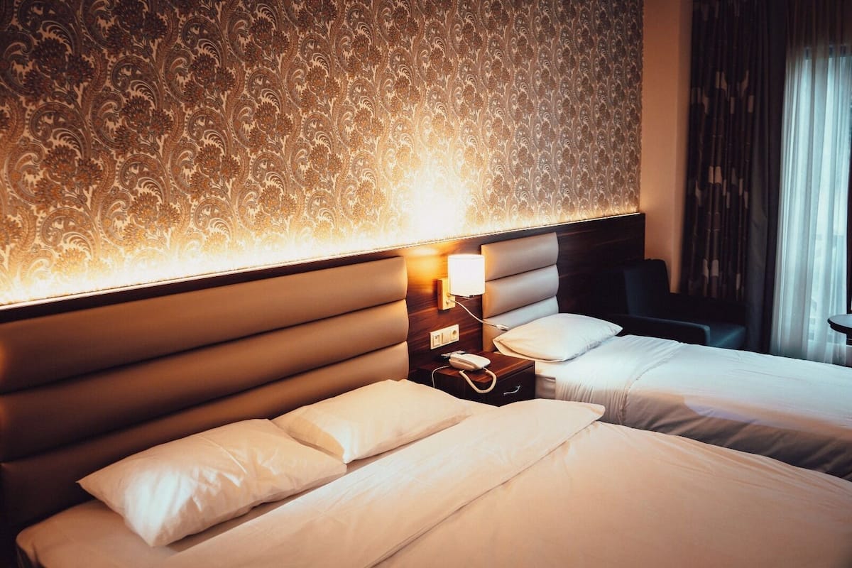 Quarto triplo standard | Cofres nos quartos, cortinas blackout