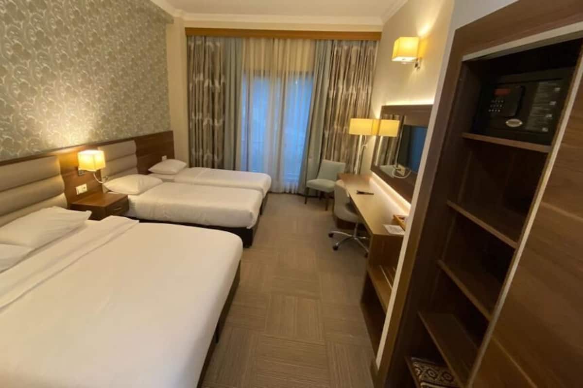 Standard Quadruple Room | Cofres nos quartos, cortinas blackout