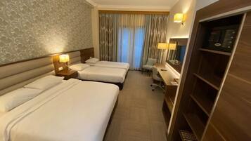 Standard Quadruple Room | Caja fuerte y cortinas opacas