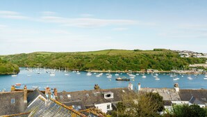 A harbor with numerous boats, surrounded by houses and greenery. - Stunning house, river views, 3 balconies, Fowey (Fowey)
