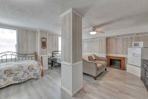 4 bedrooms, free WiFi, bed sheets - Simply Dune Our Thing - Four Bedroom, Three Bathroom, No interior Stairwell. (Garden City Beach)