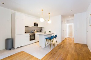 Réfrigérateur, micro-ondes, four, lave-vaisselle