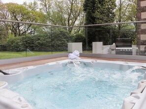 Casa rural | Banyera d'hidromassatge a l'aire lliure