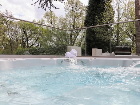 Cottage | Outdoor spa tub