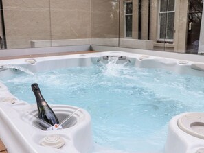 Cottage | Indoor spa tub - Masada (Spean Bridge)