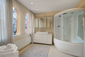 Quarto lua de mel, vários quartos (Les Suites Di Sara 3) | Banheiro | Chuveiro/banheira combinados, secador de cabelo, bidê, toalhas de banho
