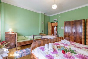 Familienhaus, Mehrere Schlafzimmer, 2 Bäder (Rural Homestead Trenkovo) | 3 Schlafzimmer, laptopgeeigneter Arbeitsplatz, Bügeleisen/Bügelbrett