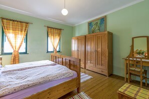 Casa familiar, 3 habitaciones, 2 baños (Rural Homestead Trenkovo) | 3 dormitorios y espacio para trabajar con un portátil