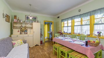 Family House, Multiple Bedrooms, 2 Bathrooms (Rural Homestead Trenkovo) | Dining