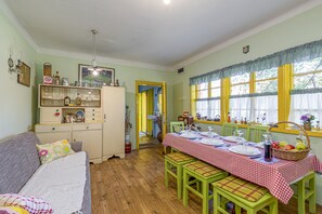 Casa familiar, diversos dormitoris, 2 banys (Rural Homestead Trenkovo) | Servei de restauració