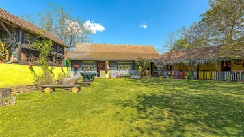 Family House, Multiple Bedrooms, 2 Bathrooms (Rural Homestead Trenkovo) | Garden