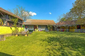 Casa familiar, diversos dormitoris, 2 banys (Rural Homestead Trenkovo) | Jardí