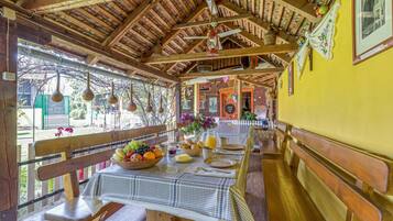 屋外ダイニングエリア