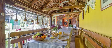 تناول الطعام بالخارج