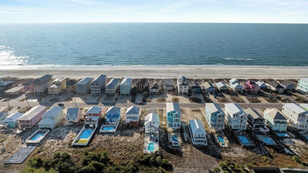 Ein Küstenwohngebiet mit Häusern und Strand.