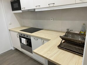 Micro-ondes, four, cafetière/bouilloire