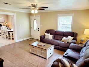 Smart TV, fireplace - 3BR/2B in the heart of Leesville, Southern Comfort (Leesville)