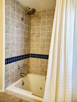 Douche, sèche-cheveux, serviettes fournies