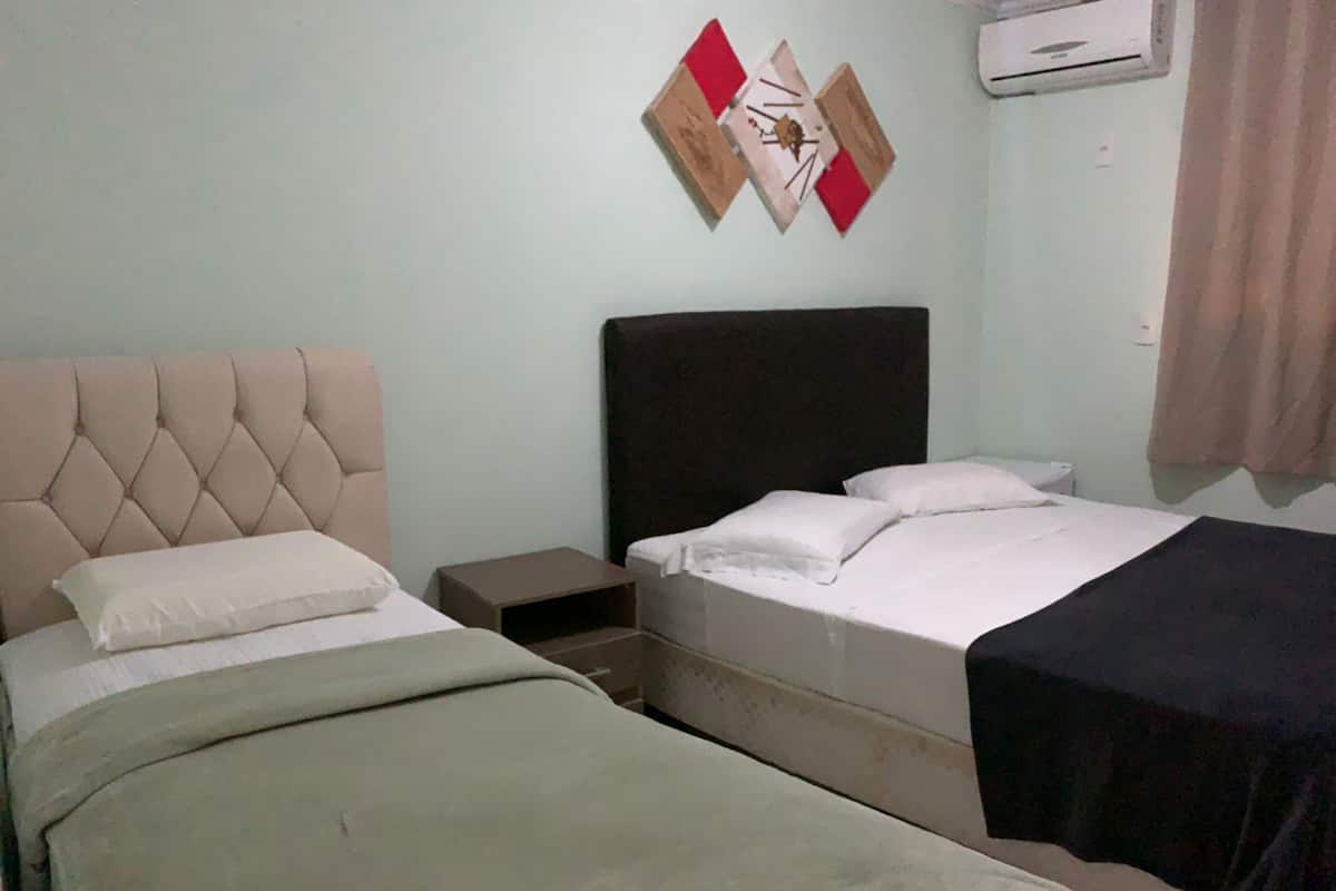 Habitación triple básica | Minibar, wifi gratis y ropa de cama