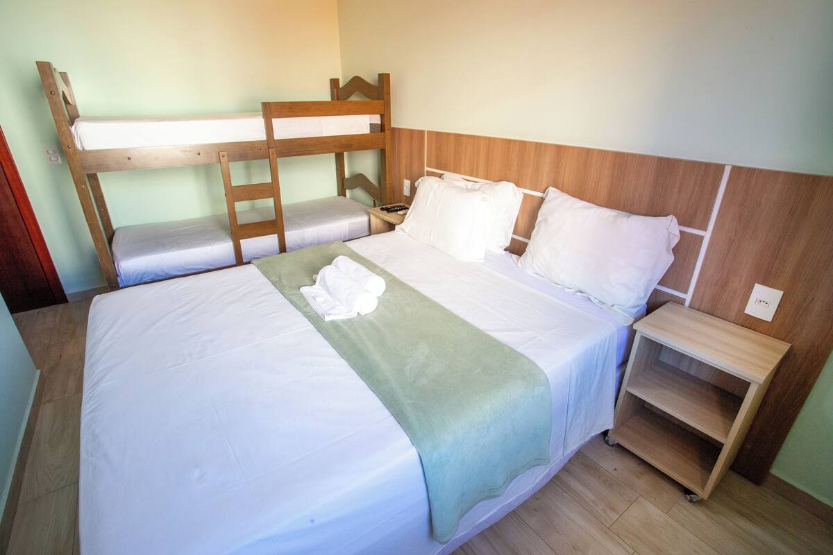 Habitación cuádruple económica | Minibar, wifi gratis, ropa de cama