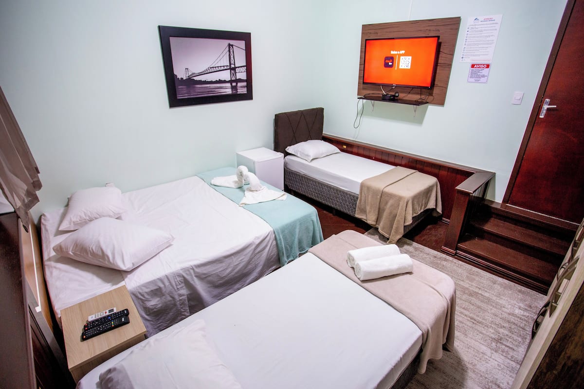 Minibar, wifi gratis y ropa de cama