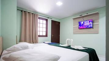 Quarto triplo básico | Frigobar, Wi-Fi de cortesia, roupa de cama