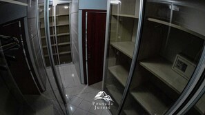 Minibar, wifi gratis y ropa de cama