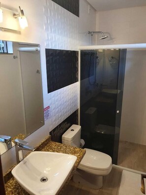 Suite Standard | Bathroom | Shower, hair dryer, towels - Pousada Jurerê (Florianópolis)