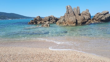 Una spiaggia nelle vicinanze