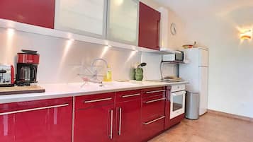 Frigorifero, microonde, forno, piano cottura