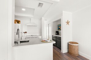Condo, 1 chambre | Cuisine privée | Réfrigérateur, un four, cafetiÚre-théiÚre, grille-pain