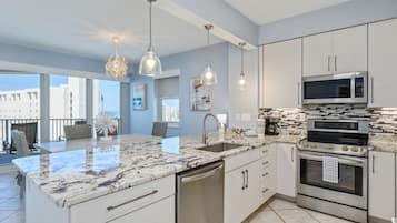 Refrigerador, horno, cafetera/tetera, tostadora