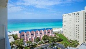 Un hôtel avec vue sur la plage et l’océan.