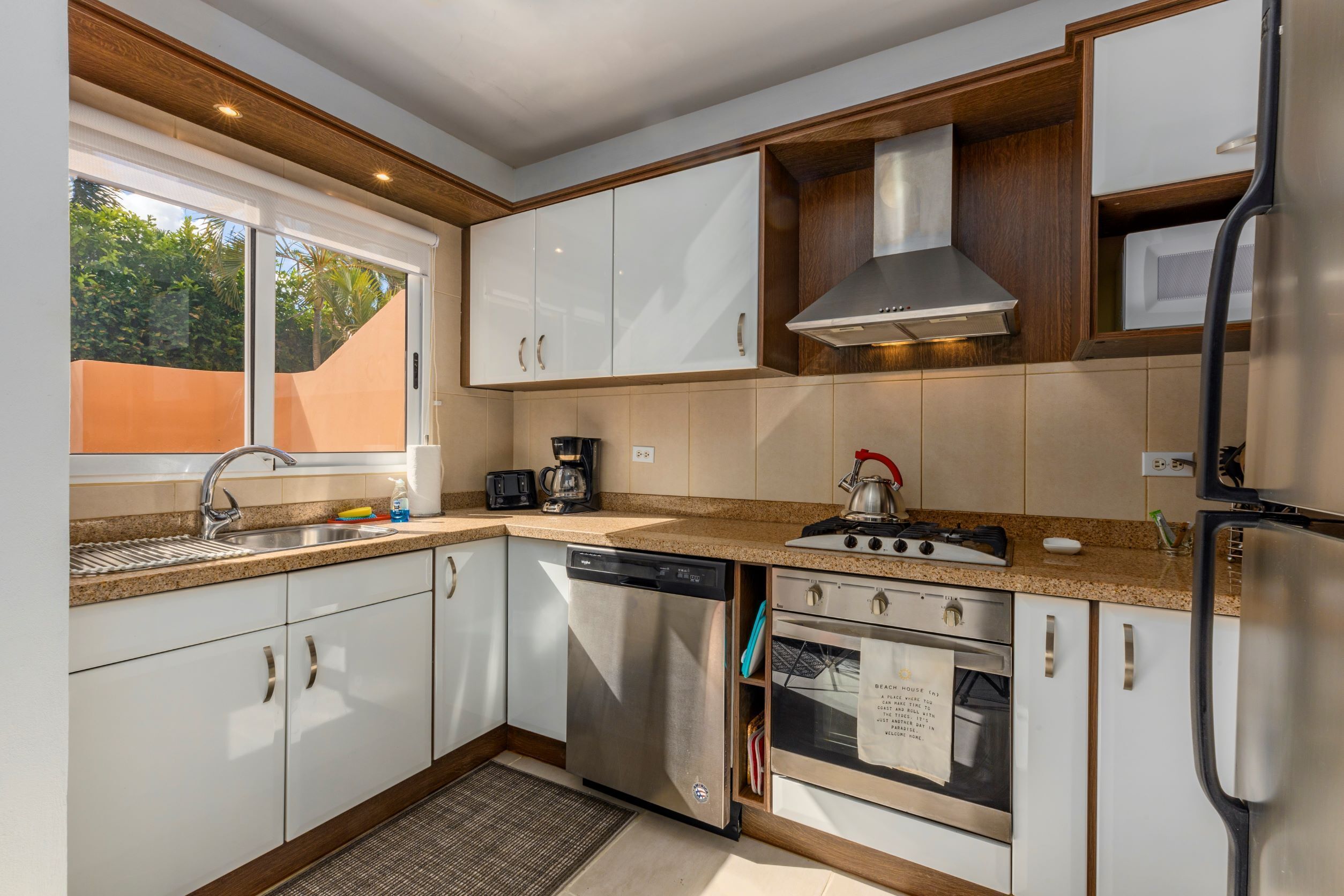 Køleskab, mikrobølgeovn, ovn, kogeplade