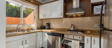 Køleskab, mikrobølgeovn, ovn, kogeplade