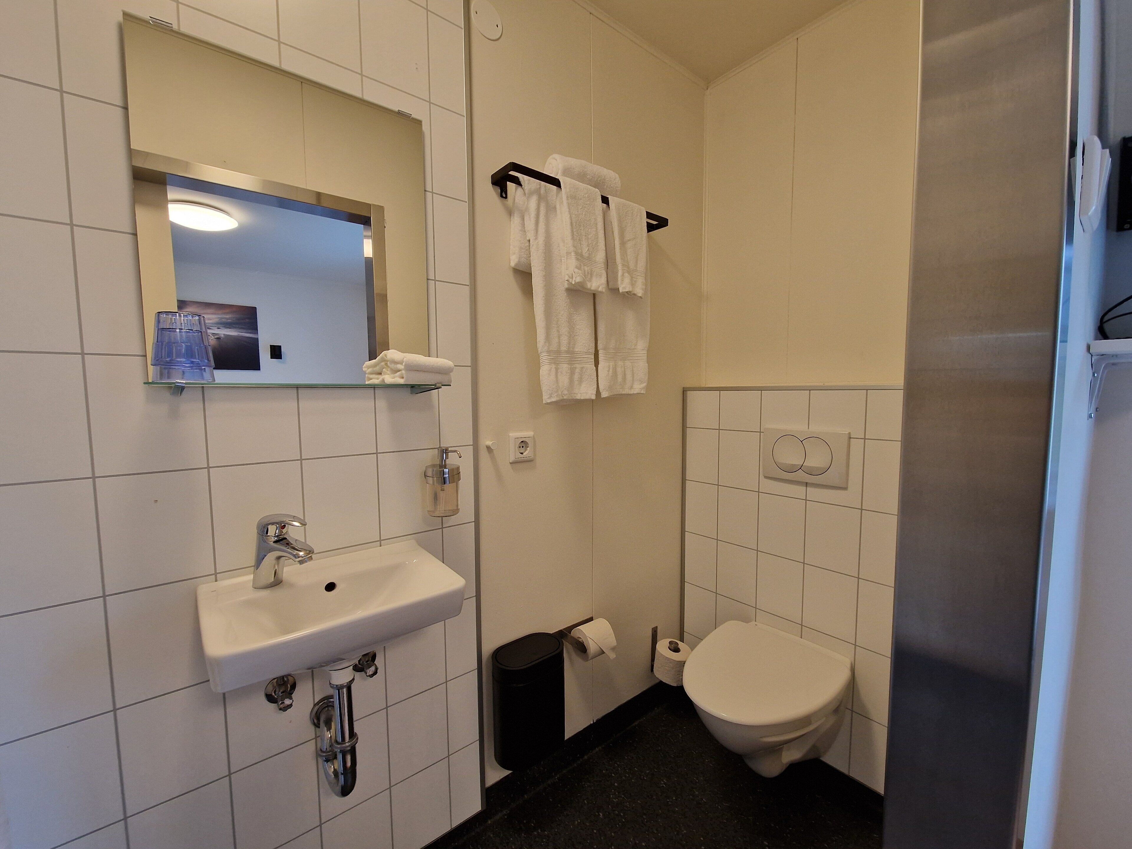 standard double or twin room, 2 single beds | bathroom | shower, rainfall showerhead, hair dryer, towels