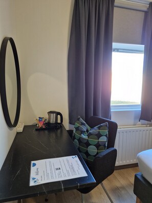 Työpöytä, pimennysverhot, ilmainen Wi-Fi, vuodevaatteet