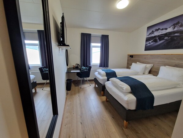 Desk, blackout drapes, free WiFi, bed sheets - Guesthouse Mikael (Höfn)