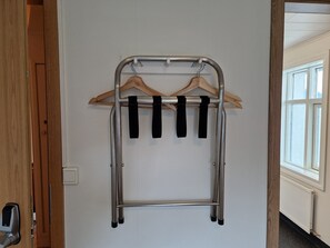 Escritorio, cortinas opacas, wifi gratis y ropa de cama