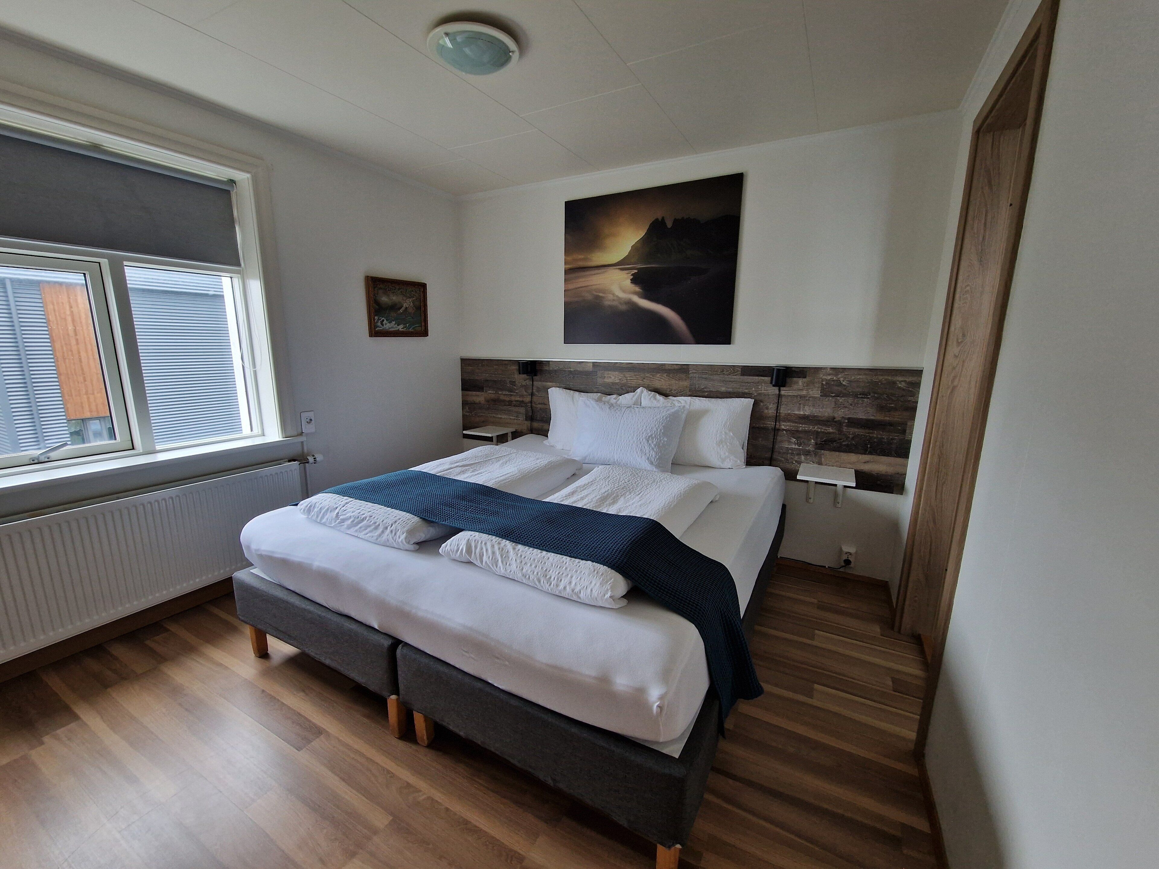 standard double or twin room, 2 single beds | desk, blackout curtains, free wifi, bed sheets